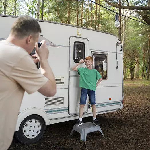 bambino con papà felice sul camper